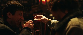 Movie still from “American Animals” (2018), directed by Bart Layton – Two people are drinking beer at a bar; Close Up shot, Over the shoulder angle