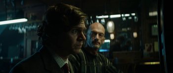 Movie still from “American Animals” (2018), directed by Bart Layton – Two men are sitting next to each other in a bar; Close Up shot, Over the shoulder angle