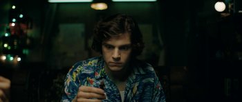 Movie still from “American Animals” (2018), directed by Bart Layton – A man in a hawaiian shirt is smoking a cigarette; Close Up shot, Low angle