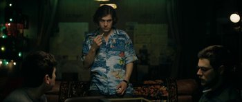 Movie still from “American Animals” (2018), directed by Bart Layton – A man in a hawaiian shirt is smoking a cigarette; Medium shot, Over the shoulder angle