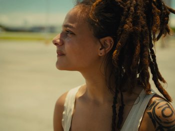Movie still from “American Honey” (2016), directed by Andrea Arnold – A woman with dreads is looking to the side; Close Up shot, Low angle