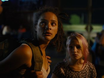 Movie still from “American Honey” (2016), directed by Andrea Arnold – Two young women standing next to each other in a dark room; Close Up shot, Low angle