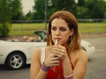 Movie still from “American Honey” (2016), directed by Andrea Arnold – A woman holding a hot dog in her hands; Close Up shot, Over the shoulder angle