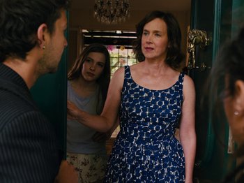 Movie still from “American Honey” (2016), directed by Andrea Arnold – A woman standing in front of two other people; Medium shot, Over the shoulder angle