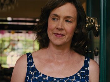 Movie still from “American Honey” (2016), directed by Andrea Arnold – A person wearing a blue and white dress; Close Up shot, Over the shoulder angle