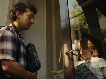 Movie still from “American Honey” (2016), directed by Andrea Arnold – A man and a woman are looking at a map; Medium shot, Over the shoulder angle
