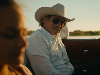 Movie still from “American Honey” (2016), directed by Andrea Arnold – A man in a cowboy hat sitting in the back of a car; Medium shot, Over the shoulder angle