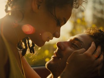 Movie still from “American Honey” (2016), directed by Andrea Arnold – A man and a woman face to face in the sunlight; Close Up shot, Low angle