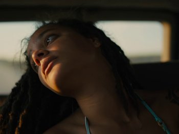 Movie still from “American Honey” (2016), directed by Andrea Arnold – A woman with dreads looking up at the sky; Close Up shot, Low angle