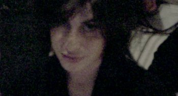 Movie still from “Amy” (2015), directed by Asif Kapadia – A blurry picture of a woman in a black shirt; Extreme Close Up shot, High angle