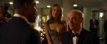 Movie still from “Annie” (2014), directed by Will Gluck – Two men and a woman standing in front of each other; Close Up shot, Over the shoulder angle