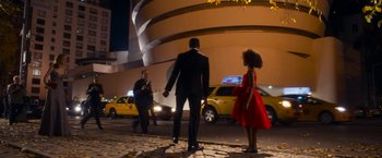 Movie still from “Annie” (2014), directed by Will Gluck – A man and a woman are walking down the street; Wide shot, Over the shoulder angle