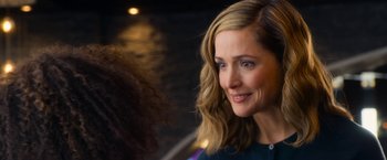 Movie still from “Annie” (2014), directed by Will Gluck – A person with long blonde hair; Close Up shot, Over the shoulder angle