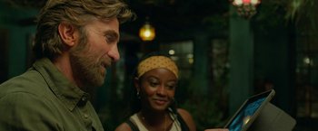 Movie still from “Beast” (2022), directed by Baltasar Kormákur – A man and a woman looking at a cell phone; Close Up shot, Over the shoulder angle