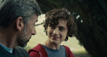 Movie still from “Beautiful Boy” (2018), directed by Felix van Groeningen – A young man and an older man are smiling; Close Up shot, Over the shoulder angle