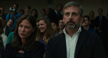 Movie still from “Beautiful Boy” (2018), directed by Felix van Groeningen – A man and woman are standing in front of an audience; Close Up shot, Low angle