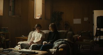Movie still from “Beautiful Boy” (2018), directed by Felix van Groeningen – Two people sitting on a couch in a living room; Medium shot, Over the shoulder angle