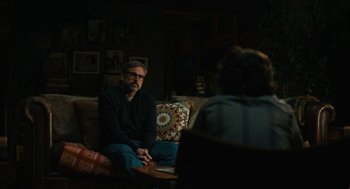 Movie still from “Beautiful Boy” (2018), directed by Felix van Groeningen – A man and a woman are sitting on a couch; Medium shot, Over the shoulder angle