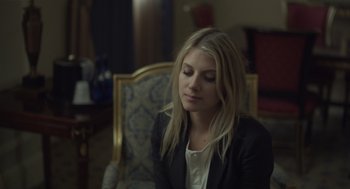 Movie still from “Beginners” (2010), directed by Mike Mills – A woman sitting in a chair with her head turned to the side; Close Up shot, Over the shoulder angle