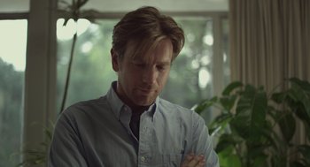Movie still from “Beginners” (2010), directed by Mike Mills – A person with his arms crossed; Close Up shot, Low angle