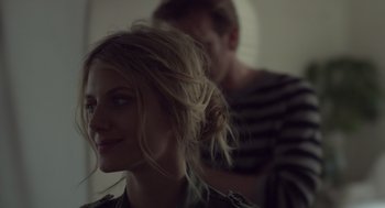 Movie still from “Beginners” (2010), directed by Mike Mills – A woman with a messy hair style in front of a man; Close Up shot, Over the shoulder angle