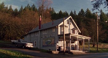 Movie still from “Best in Show” (2000), directed by Christopher Guest – A building that has a sign on the side of the building; Extreme Wide shot, Low angle
