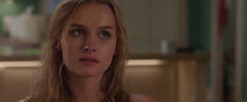 Movie still from “Better Watch Out” (2016), directed by Chris Peckover – A person with long blonde hair; Close Up shot, Over the shoulder angle