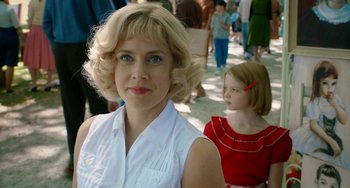 Movie still from “Big Eyes” (2014), directed by Tim Burton – A woman and a little girl standing next to each other; Close Up shot, Over the shoulder angle