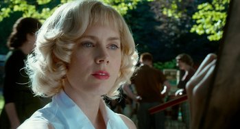 Movie still from “Big Eyes” (2014), directed by Tim Burton – A woman with blonde hair is looking at the camera; Close Up shot, Over the shoulder angle