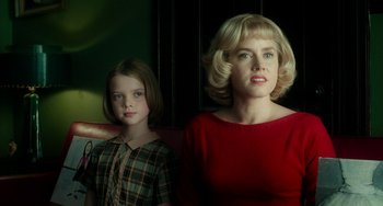 Movie still from “Big Eyes” (2014), directed by Tim Burton – A woman and a girl are sitting next to each other; Close Up shot, Over the shoulder angle