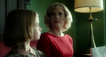 Movie still from “Big Eyes” (2014), directed by Tim Burton – A woman and a girl are looking at each other; Close Up shot, Over the shoulder angle