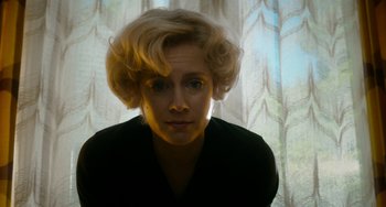 Movie still from “Big Eyes” (2014), directed by Tim Burton – A woman with blonde curly hair is looking at the camera; Close Up shot, Low angle