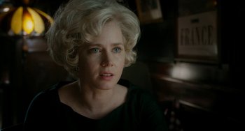 Movie still from “Big Eyes” (2014), directed by Tim Burton – A person with blonde curly hair; Close Up shot, Over the shoulder angle