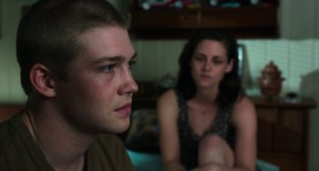 Movie still from “Billy Lynn's Long Halftime Walk” (2016), directed by Ang Lee – A man and a woman sitting next to each other in a room; Close Up shot, Over the shoulder angle