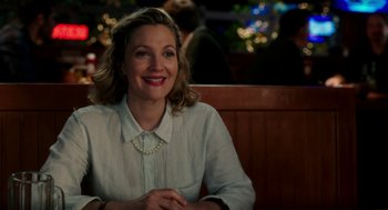 Movie still from “Blended” (2014), directed by Frank Coraci – A woman sitting at a table in front of a christmas tree; Close Up shot, Over the shoulder angle