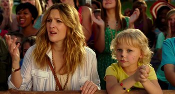Movie still from “Blended” (2014), directed by Frank Coraci – A woman and a child are sitting in a crowd; Close Up shot, Over the shoulder angle