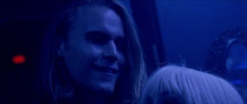 Movie still from “Bliss” (2019), directed by Joe Begos – A person with long blonde hair; Close Up shot, Over the shoulder angle