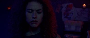 Movie still from “Bliss” (2019), directed by Joe Begos – A person with curly red hair; Close Up shot, Low angle