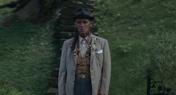 Movie still from “Bones and All” (2022), directed by Luca Guadagnino – An older man wearing a hat and a jacket; Medium shot, Low angle