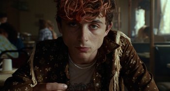 Movie still from “Bones and All” (2022), directed by Luca Guadagnino – A person with red hair; Close Up shot, Over the shoulder angle