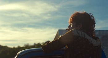 Movie still from “Bones and All” (2022), directed by Luca Guadagnino – A person sitting in the back of a car; Medium shot, Over the shoulder angle