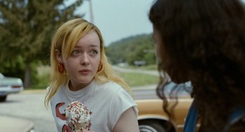 Movie still from “Bones and All” (2022), directed by Luca Guadagnino – Two women are talking on the side of the road; Close Up shot, Over the shoulder angle