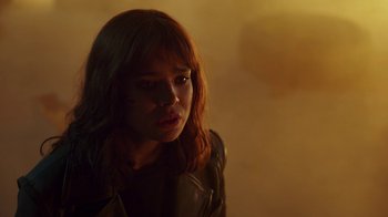 Movie still from “Bumblebee” (2018), directed by Travis Knight – A woman with red hair is looking at the camera; Close Up shot, Over the shoulder angle