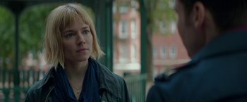 Movie still from “Burnt” (2015), directed by John Wells – A woman with blonde hair is looking into the distance; Close Up shot, Over the shoulder angle