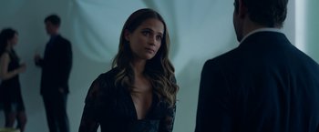 Movie still from “Burnt” (2015), directed by John Wells – A woman in a black dress is looking at the camera; Medium shot, Over the shoulder angle