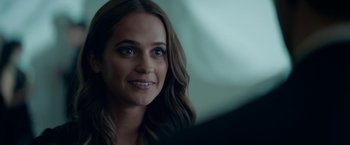 Movie still from “Burnt” (2015), directed by John Wells – A person with long brown hair; Close Up shot, Over the shoulder angle