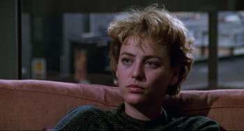 Movie still from “Candyman” (1992), directed by Bernard Rose – A person sitting on a couch; Close Up shot, Over the shoulder angle