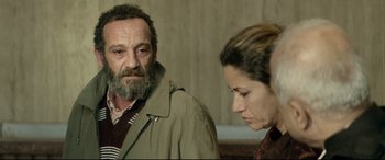 Movie still from “Capernaum” (2018), directed by Nadine Labaki – A man and a woman are talking to each other; Medium shot, Over the shoulder angle