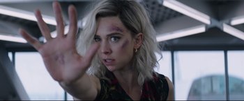 Movie still from “Fast & Furious Presents: Hobbs & Shaw” (2019), directed by David Leitch – A person holding a hand up; Close Up shot, Over the shoulder angle