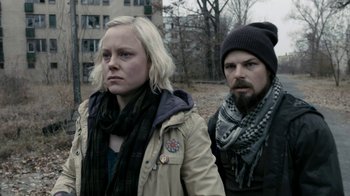 Movie still from “Chernobyl Diaries” (2012), directed by Bradley Parker – A man and a woman standing next to each other; Close Up shot, Over the shoulder angle